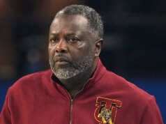 Técnico de basquete da Tuskegee College algemado na quadra durante incidente pós-jogo no Morehouse Faculty