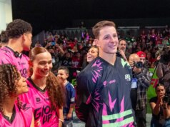 A estrela do 49ers, Brock Purdy, interpreta o herói native em um jogo de flag soccer feminino em São Francisco