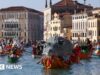 Assista: Rato gigante lidera desfile flutuante para dar início ao Carnaval de Veneza de 2026