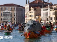 Assista: Rato gigante lidera desfile flutuante para dar início ao Carnaval de Veneza de 2026