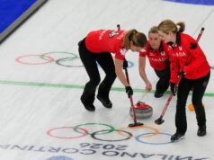 Equipe Homan do Canadá derrota a Dinamarca para abrir os Jogos Olímpicos de Inverno