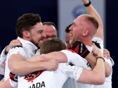 Equipe canadense de curling masculino ganha medalha de ouro após se envolver em polêmica de trapaça