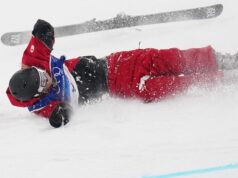 Cassie Sharpe, do Canadá, sofre queda na qualificação e é removida no trenó
