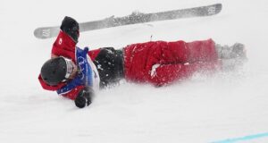 Cassie Sharpe, do Canadá, sofre queda na qualificação e é removida no trenó