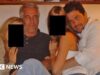O diretor de Melania, Brett Ratner, fotografou uma mulher abraçada em arquivos de Epstein