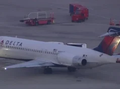 O voo da Delta dá meia-volta depois que os pilotos dizem que o passageiro ficou violento e tentou entrar na cabine