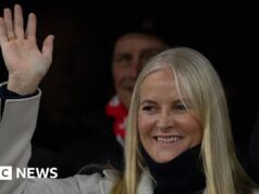 Primeiro-ministro da Noruega concorda que princesa herdeira teve “mau julgamento” sobre ligações com Epstein
