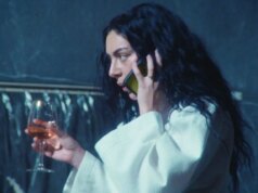 Charli XCX é uma pirralha demoníaca em ‘Untitled Tokyo’ de Takashi Miike