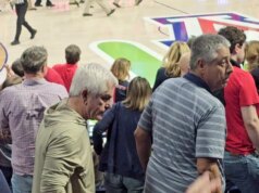 Xerife liderando a investigação de Guthrie vista em um jogo de basquete enquanto a família implora novamente aos supostos resgatadores