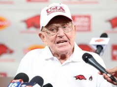 O filho de Lou Holtz compartilha atualizações de saúde depois que a lenda do treinador de futebol universitário entra em cuidados paliativos