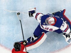 A defesa milagrosa de Connor Hellebuyck ajudou a equipe dos EUA a conquistar o primeiro ouro no hóquei desde 1980 nas Olimpíadas