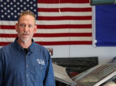 O Senado esperançoso com laços profundos com os Democratas pagou à família mais de US$ 350 mil dos cofres de sua campanha