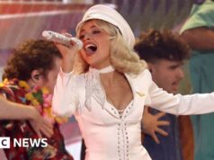 Destaques do Grammy – de uma Cher caótica à aeromoça de Sabrina