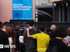 Professor francês luta pela vida após ataque com faca por aluno