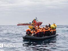 Barco de migrantes vira na Líbia, deixando 53 mortos