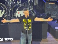 Fã que deu número a Robbie quando period adolescente se junta a ele no palco