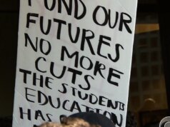 Governador da Califórnia corta orçamento e propõe votação para aumento de impostos