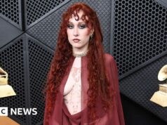Chappell Roan diz que revelar a roupa do Grammy não foi “tão ultrajante”