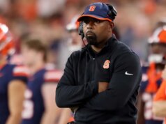 A estrela da música Toosii rotula a técnica do Syracuse, Fran Brown, de ‘bozo’ em meio a uma disputa de bolsa de estudos