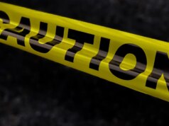 Um morto e dezenas de feridos quando ônibus que transportava time de beisebol de uma faculdade comunitária bateu em Iowa