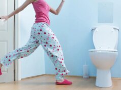 Cansado (literalmente) de acordar para fazer xixi no meio da noite? Experimente estes 5 truques