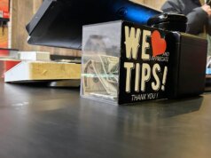 Os trabalhadores que recebem gorjetas poderão em breve obter uma nova redução de impostos. Aqui está o que você deve saber.