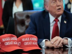 Juiz força hospital da Califórnia a manter tratamentos trans para menores, apesar da ameaça de financiamento de Trump