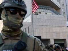 Juiz bloqueia lei da Califórnia que proíbe agentes federais de usar máscaras