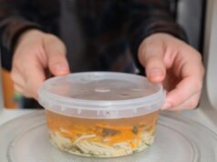 Você deve manter todo o plástico fora do micro-ondas? Aqui está o que os especialistas me disseram