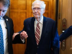 Senador Mitch McConnell hospitalizado com "sintomas semelhantes aos da gripe"