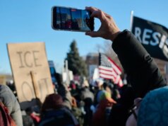 Se você estiver participando de um protesto, veja como ser inteligente com seu telefone
