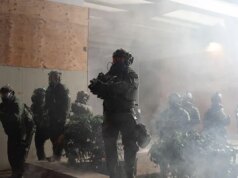 Juiz restringe uso de gás lacrimogêneo e projéteis em protestos em Portland