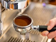 Veja exatamente quanto café deve ser embalado em uma dose de café expresso
