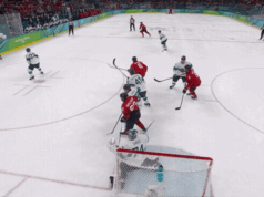 Brad Marchand interferiu com Juuse Saros no gol de empate do Canadá?