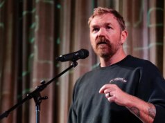 O candidato democrata ao Senado do Maine, Graham Platner, confrontado pelo apresentador do MS NOW sobre a controvérsia da tatuagem