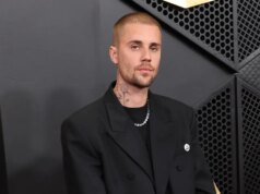 Justin Bieber surpreende o Grammy ao se apresentar de cueca; Trevor Noah brinca sobre Nicki Minaj em monólogo