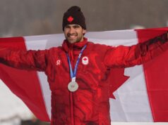 Eliot Grondin, do Canadá, conquista prata olímpica no snowboard cross