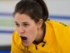 A seleção sueca Anna Hasselborg vence a Suíça pelo ouro olímpico feminino no curling
