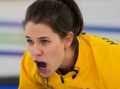 A seleção sueca Anna Hasselborg vence a Suíça pelo ouro olímpico feminino no curling