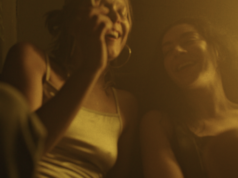 Trailer de Erupcja: Charli XCX estrela um romance sáfico explosivo