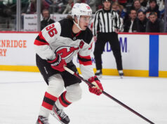 Jack Hughes, do Devils, foi eliminado contra o Blue Jackets devido a uma lesão na parte inferior do corpo
