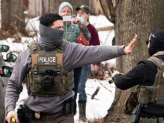 Juiz federal bloqueia lei da Califórnia que obriga os agentes do ICE a remover máscaras durante as operações