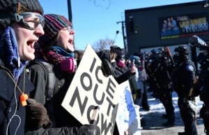 O uso de apitos por ‘salvadores brancos’ causa amarga divisão interna dentro do movimento anti-ICE