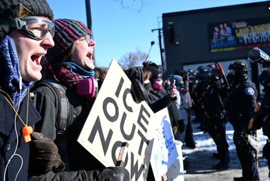 O uso de apitos por ‘salvadores brancos’ causa amarga divisão interna dentro do movimento anti-ICE