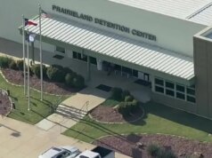 Anulação do julgamento declarada no julgamento de emboscada no centro de detenção Texas ICE por causa da camiseta do advogado de defesa