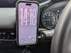 Finalmente encontrei um carregador de carro MagSafe que lida com estradas esburacadas (e está à venda)