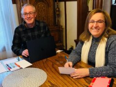 Um casamento, duas campanhas: cônjuges de Iowa lançam campanhas duplas para legislatura