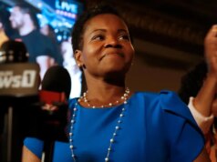 O principal desafiante de Hochul escolhe socialista democrata, uma vez preso por assédio, como companheiro de chapa