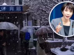 A PM Sanae Takaichi vencerá as eleições no Japão? Eleitores caminham pela neve em raras pesquisas de inverno