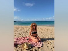 A estrela de ‘Soiled Dancing’ Jennifer Grey usa um maiô durante um dia de praia com a amiga Tracy Pollan